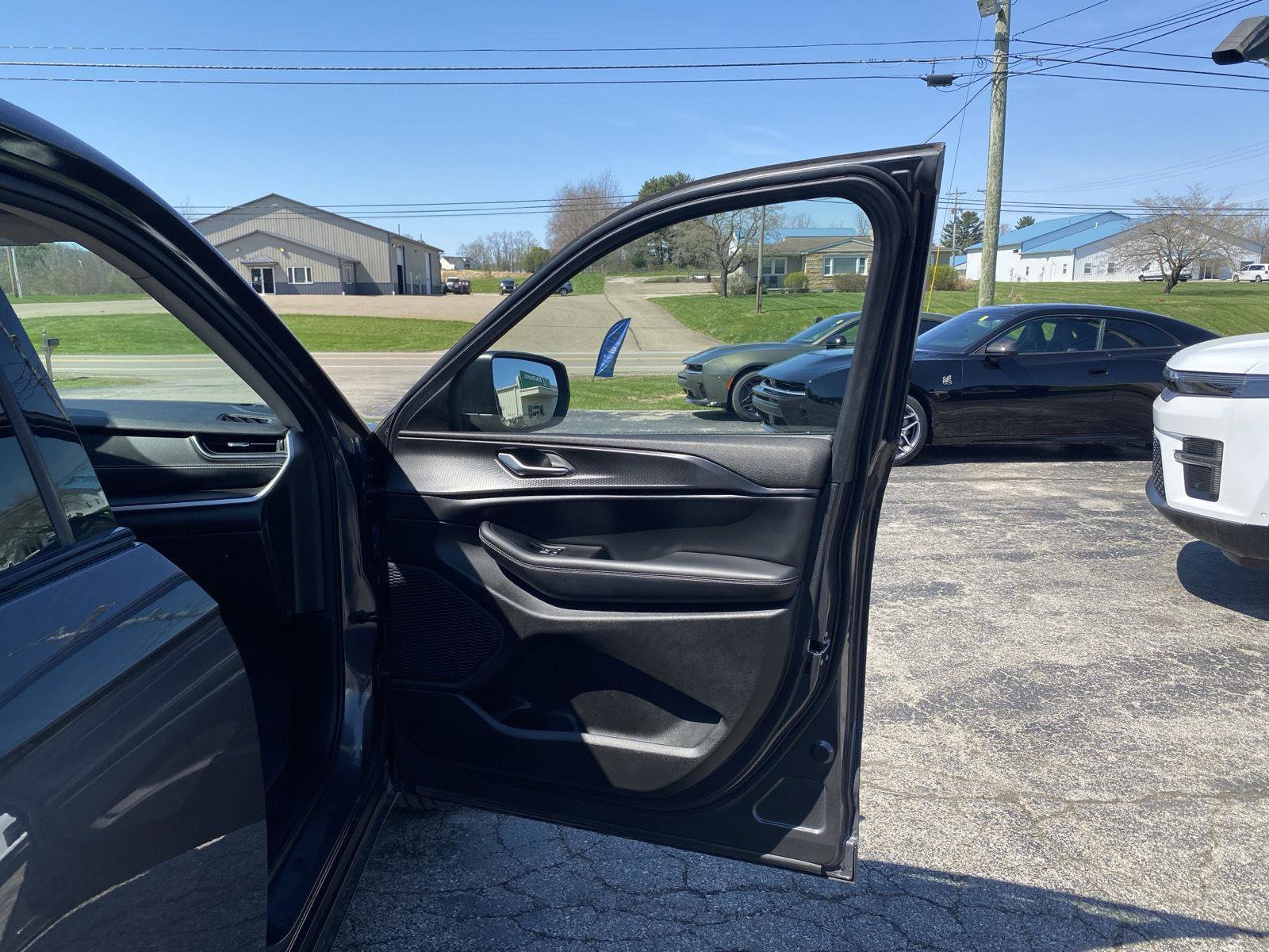 Used 2023 Jeep Grand Cherokee Laredo image 35