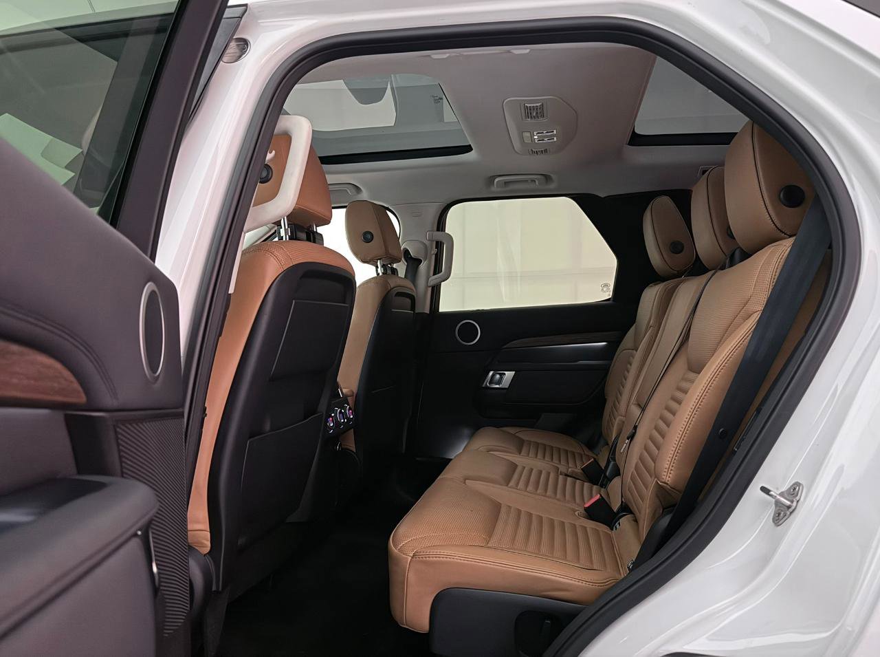 Used 2018 Land Rover Discovery HSE AWD/4WD image 21
