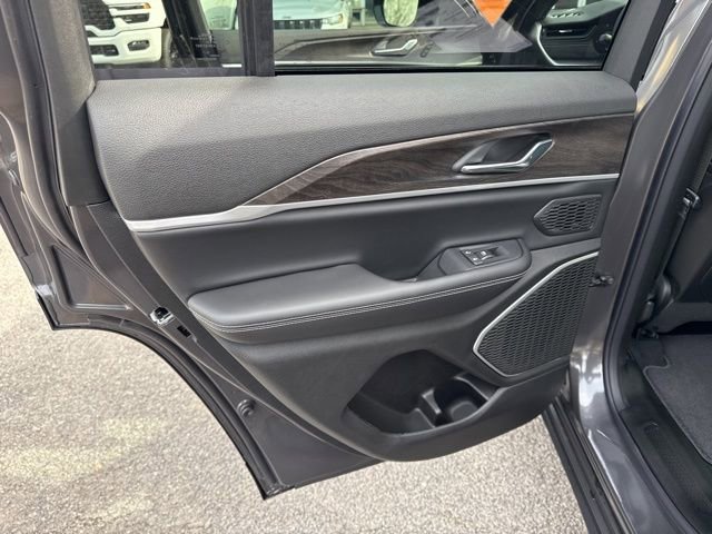 New 2026 Jeep Grand Cherokee Limited w/ Limited Altitude Package AWD/4WD image 18