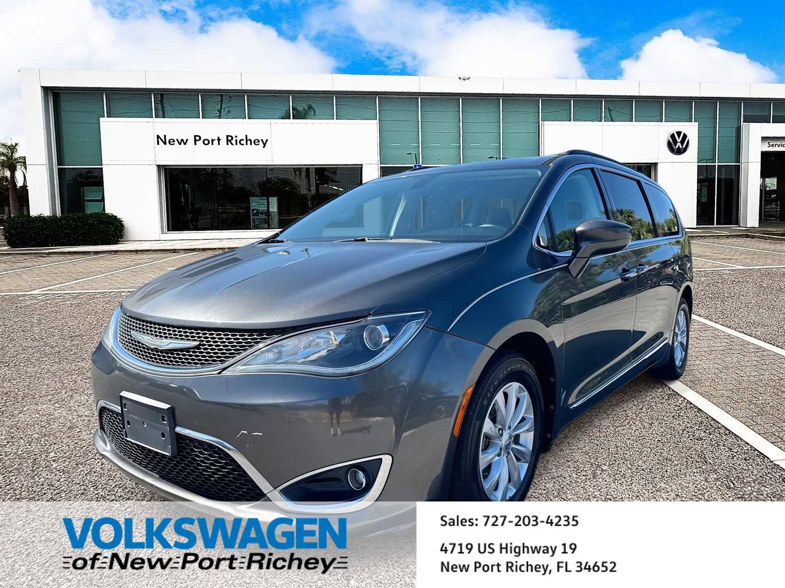 Used 2017 Chrysler Pacifica Touring-L FWD image 1