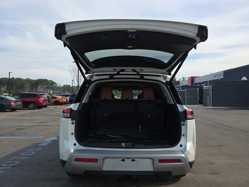 Used 2024 Nissan Pathfinder Platinum w/ Black Appearance Package image 17