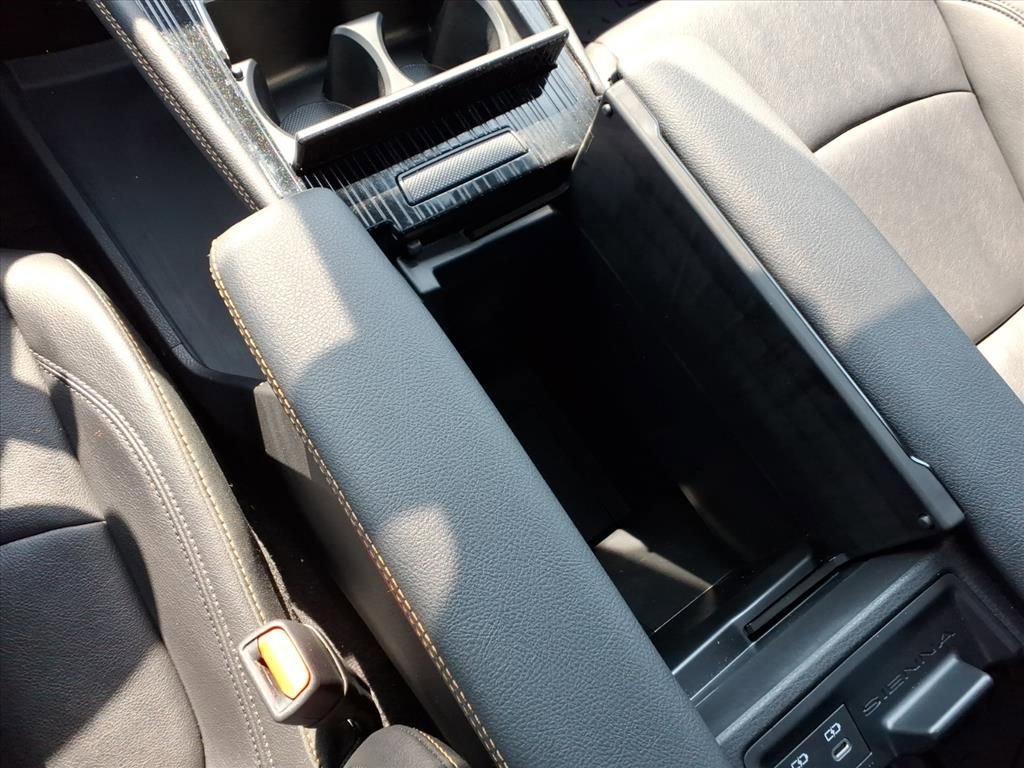 Used 2025 Toyota Sienna XLE Woodland Edition image 27