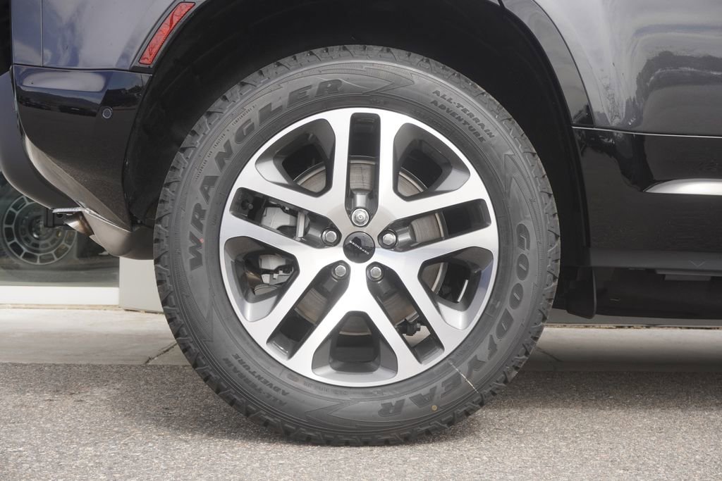 New 2026 Land Rover Defender 110 X-Dynamic SE image 32