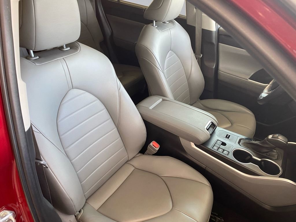 Used 2023 Toyota Highlander XLE image 14