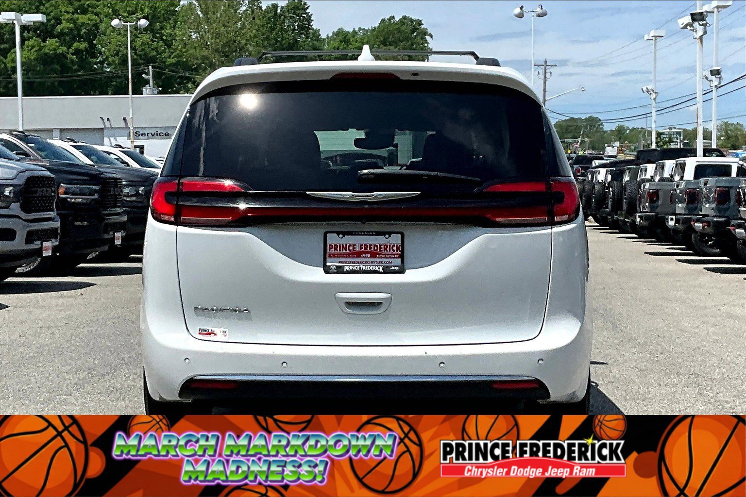 Used 2022 Chrysler Pacifica Touring-L image 4