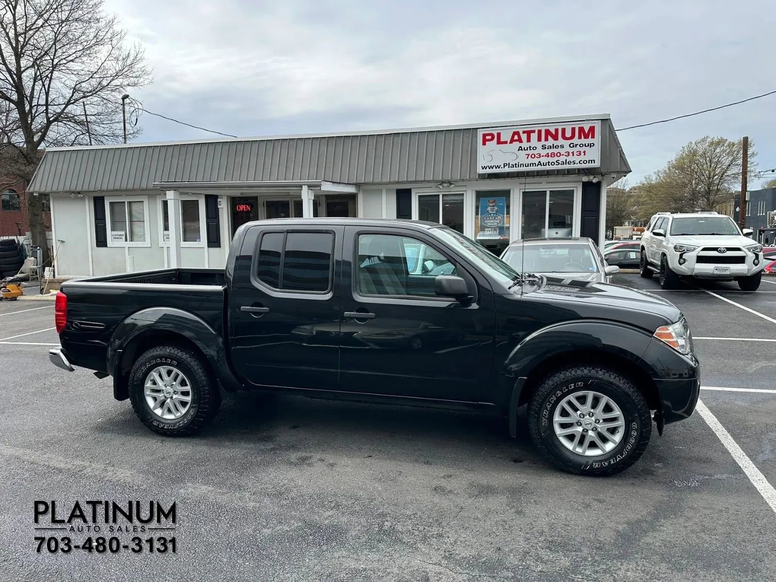 Used 2019 Nissan Frontier SV image 2