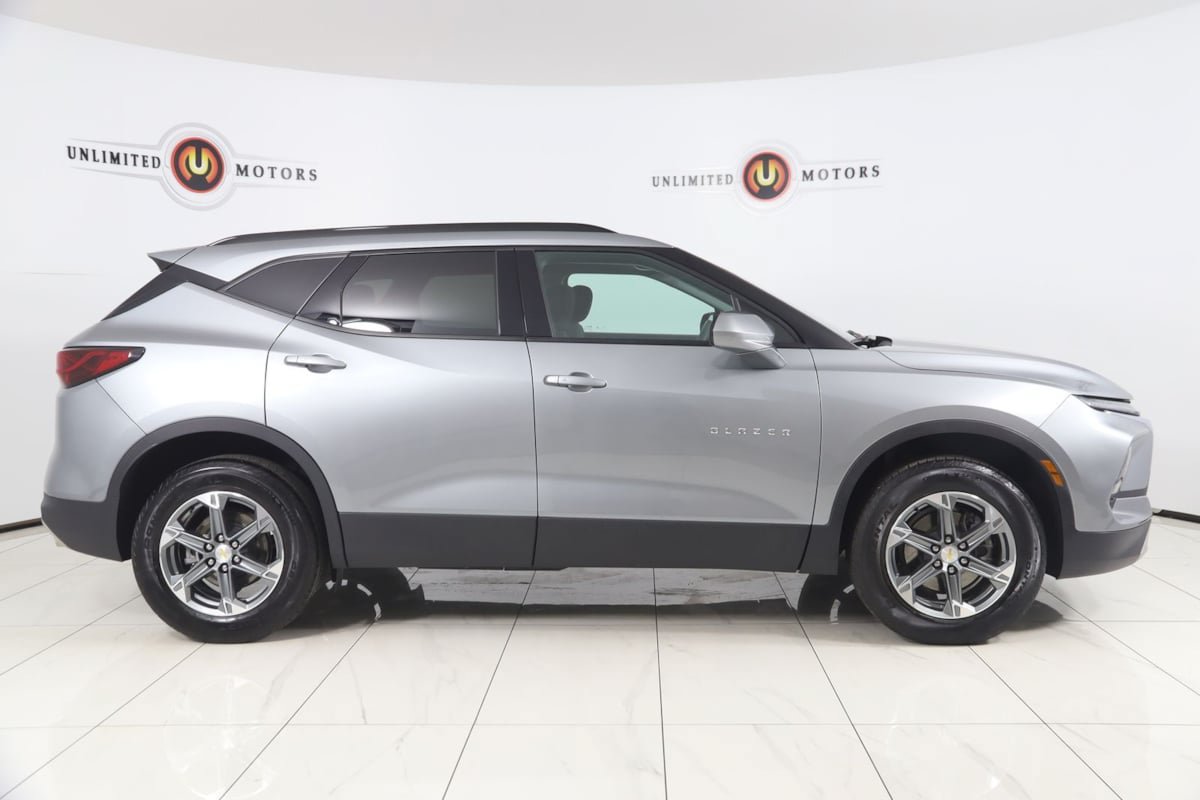 Used 2024 Chevrolet Blazer LT w/ Convenience Package FWD image 2