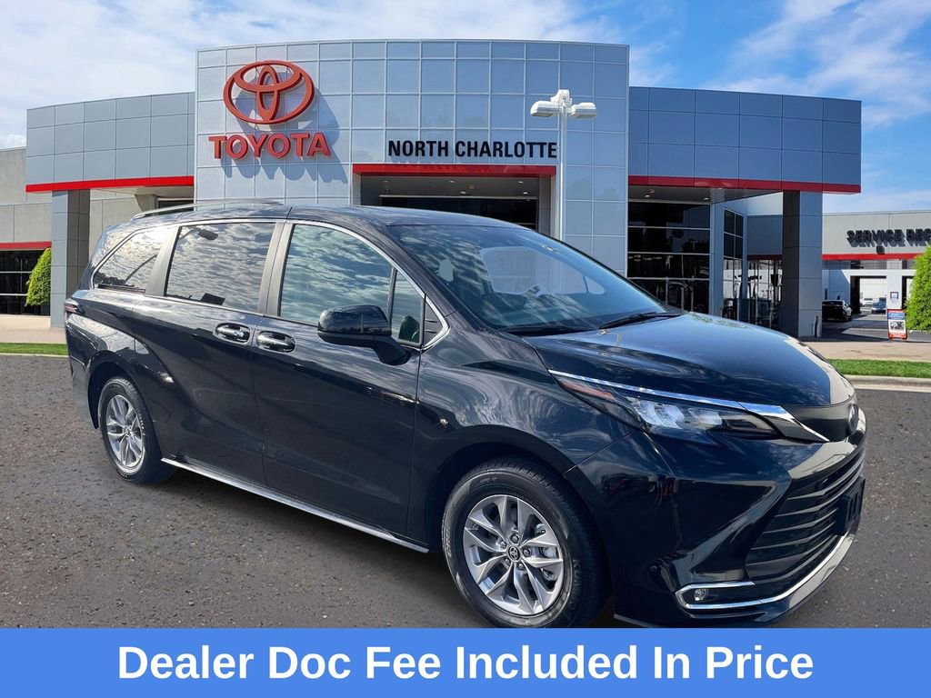 Used 2024 Toyota Sienna XLE FWD image 1