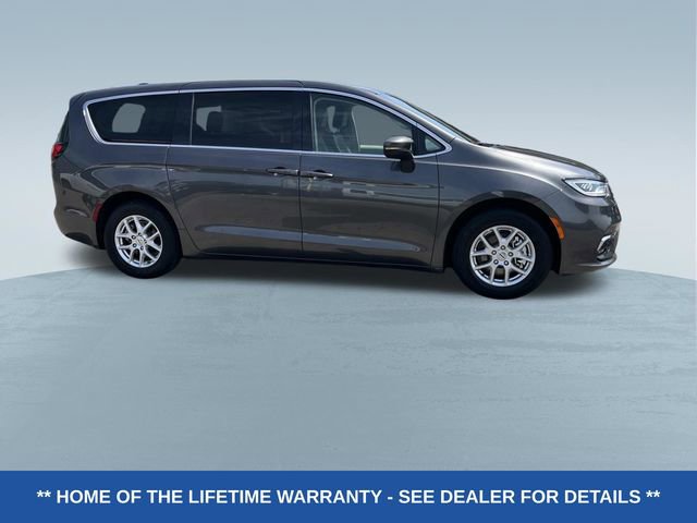 Used 2023 Chrysler Pacifica Touring-L FWD image 2