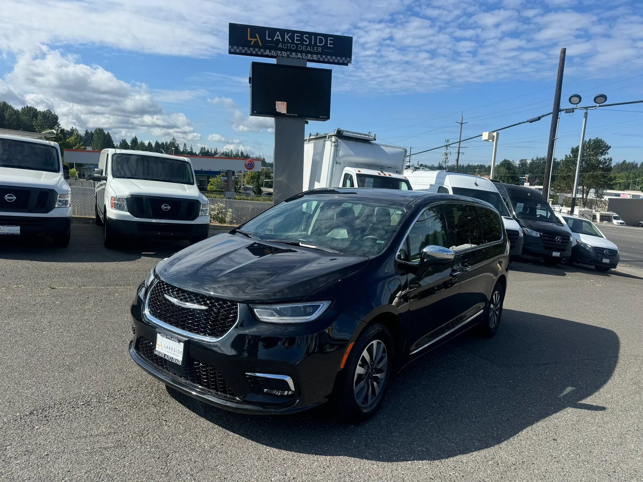 Used 2023 Chrysler Pacifica Limited FWD image 1