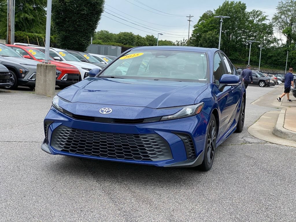 Used 2025 Toyota Camry SE FWD image 3