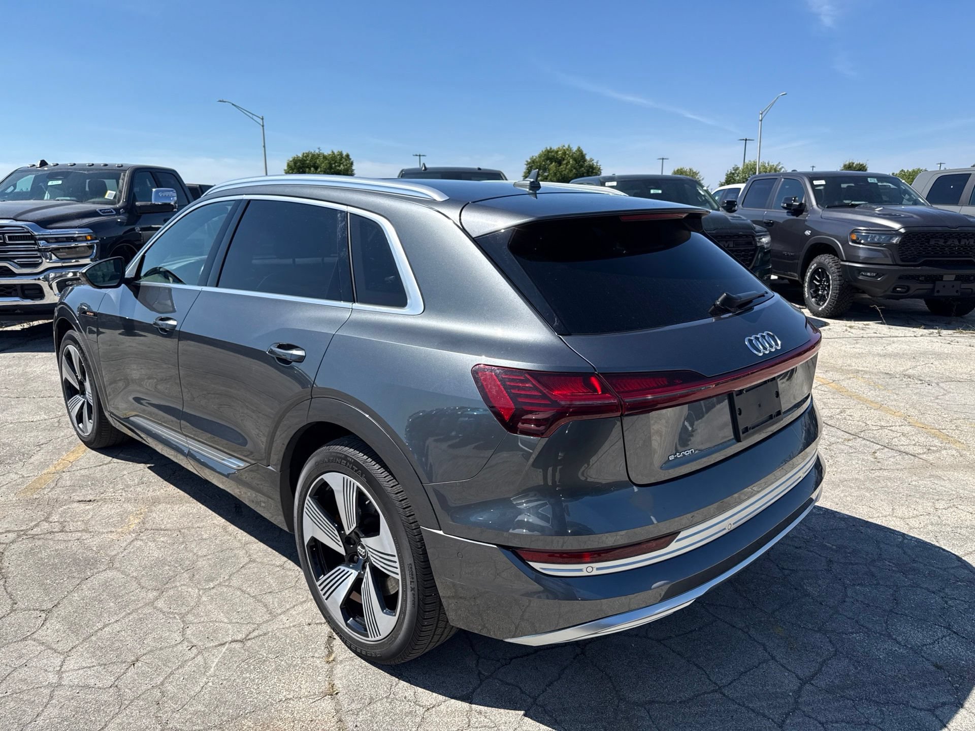 Used 2019 Audi e-tron Prestige w/ Prestige Package AWD/4WD image 8
