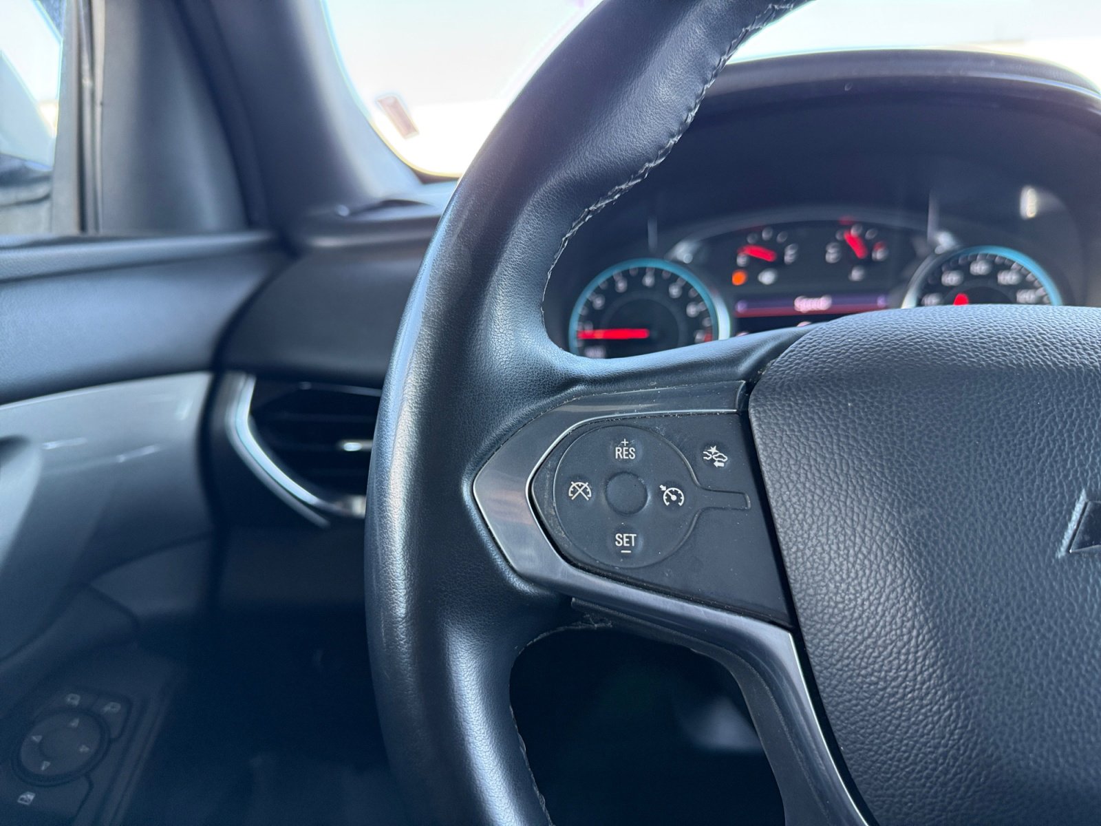 Used 2023 Chevrolet Traverse LT AWD/4WD image 18