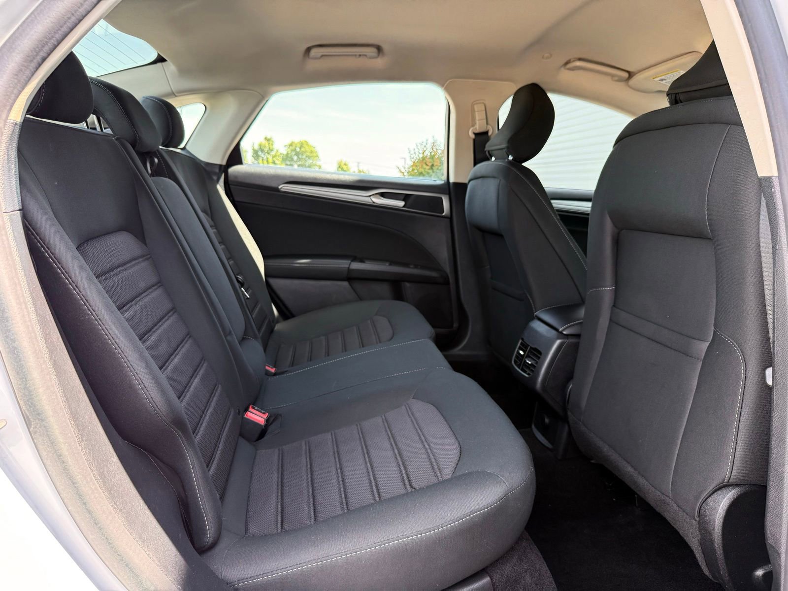 Used 2019 Ford Fusion SE FWD image 17
