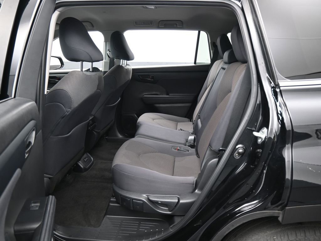 Used 2023 Toyota Highlander L image 27