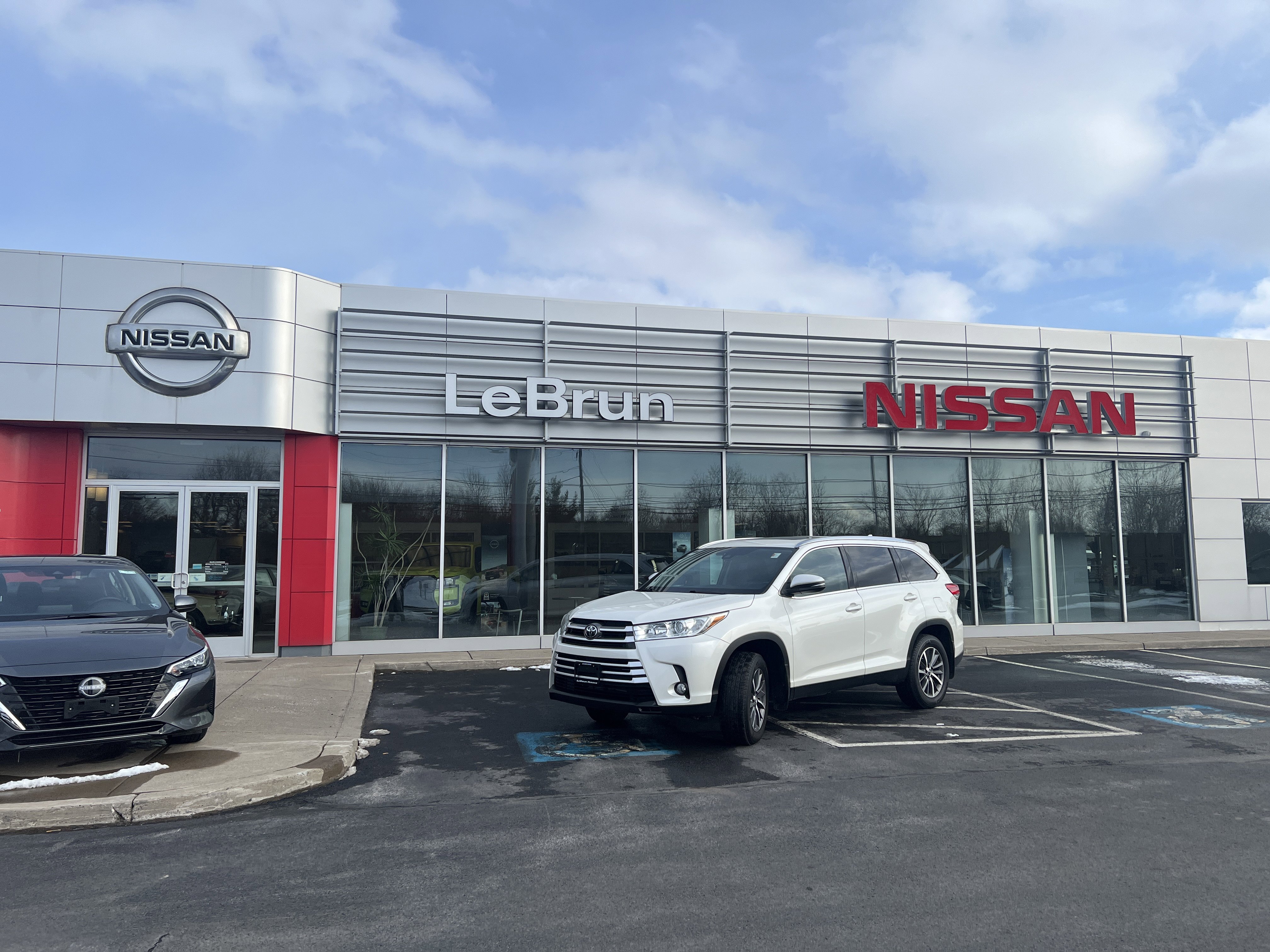 Used 2019 Toyota Highlander XLE image 1
