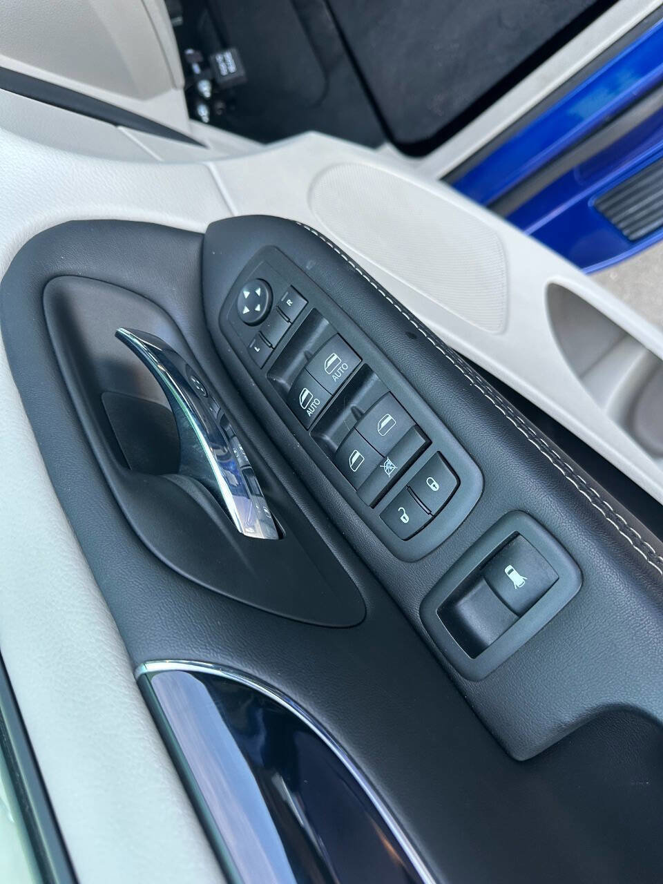 Used 2018 Dodge Grand Caravan SXT image 24