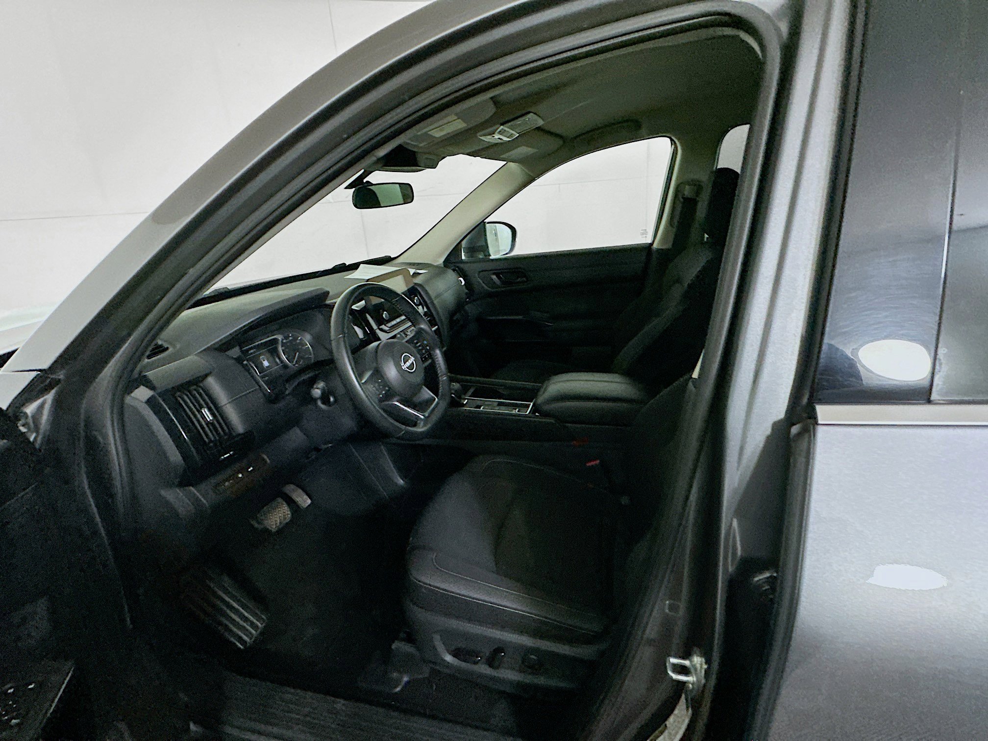 Used 2025 Nissan Pathfinder SV image 13