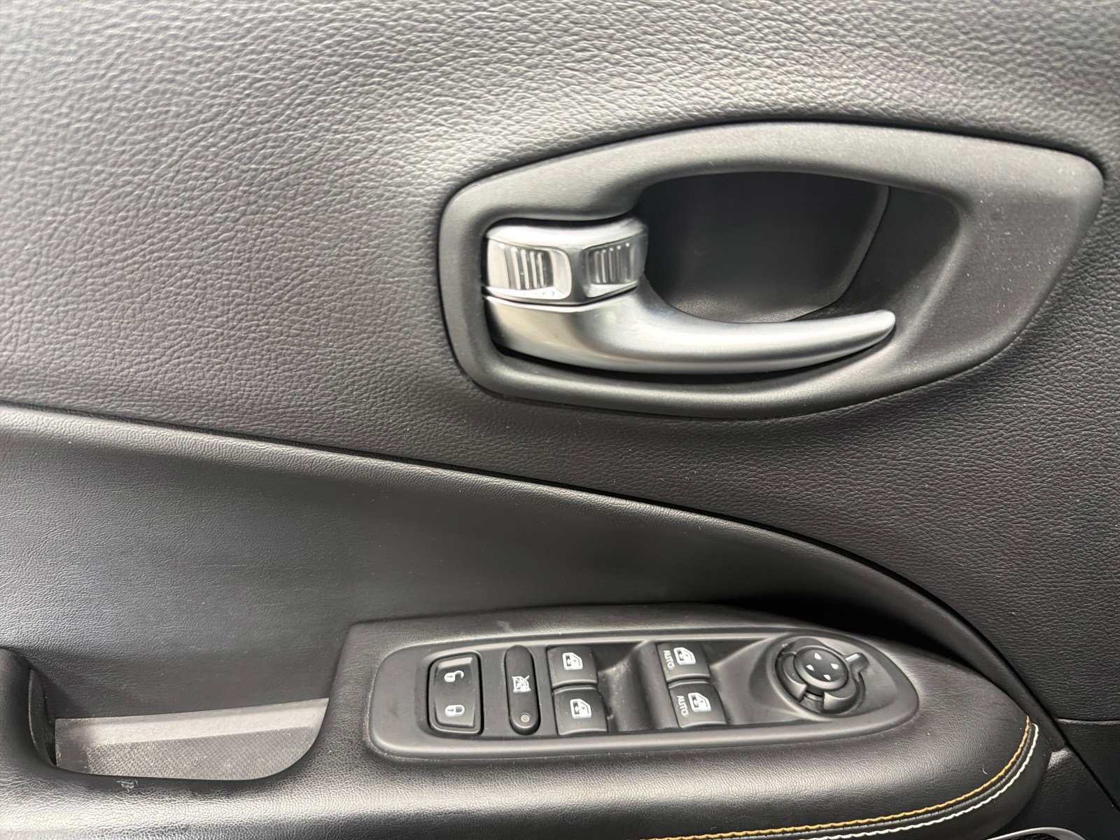 Used 2017 Jeep Compass Latitude w/ Popular Equipment Group image 18