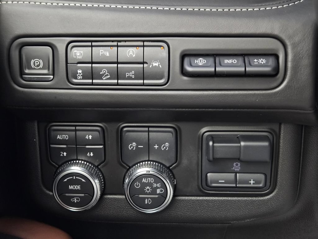 Used 2023 GMC Yukon XL Denali Ultimate AWD/4WD image 18