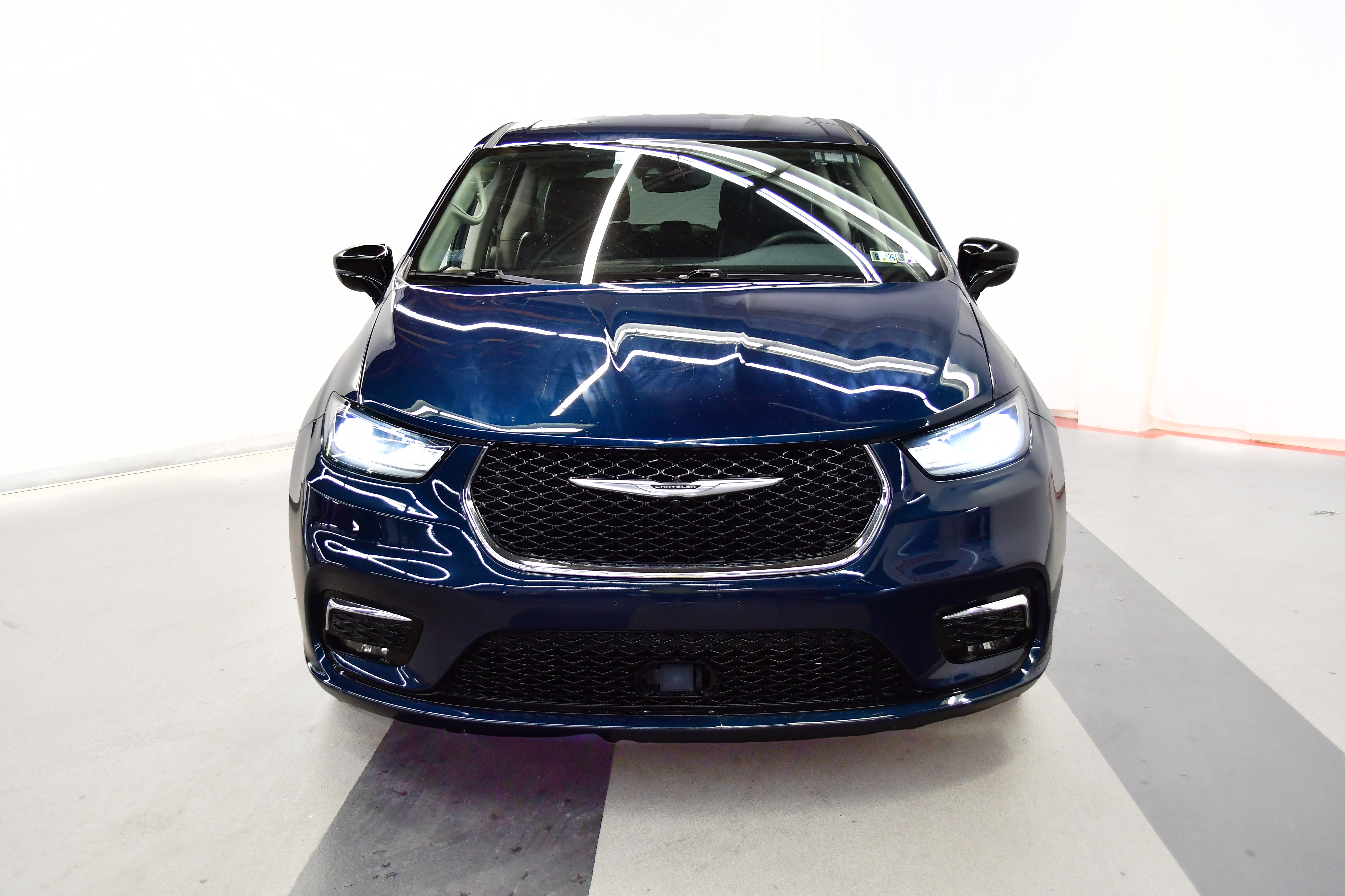 Used 2024 Chrysler Pacifica Limited FWD image 3
