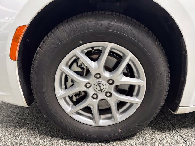 Used 2021 Chrysler Pacifica Touring-L FWD image 3