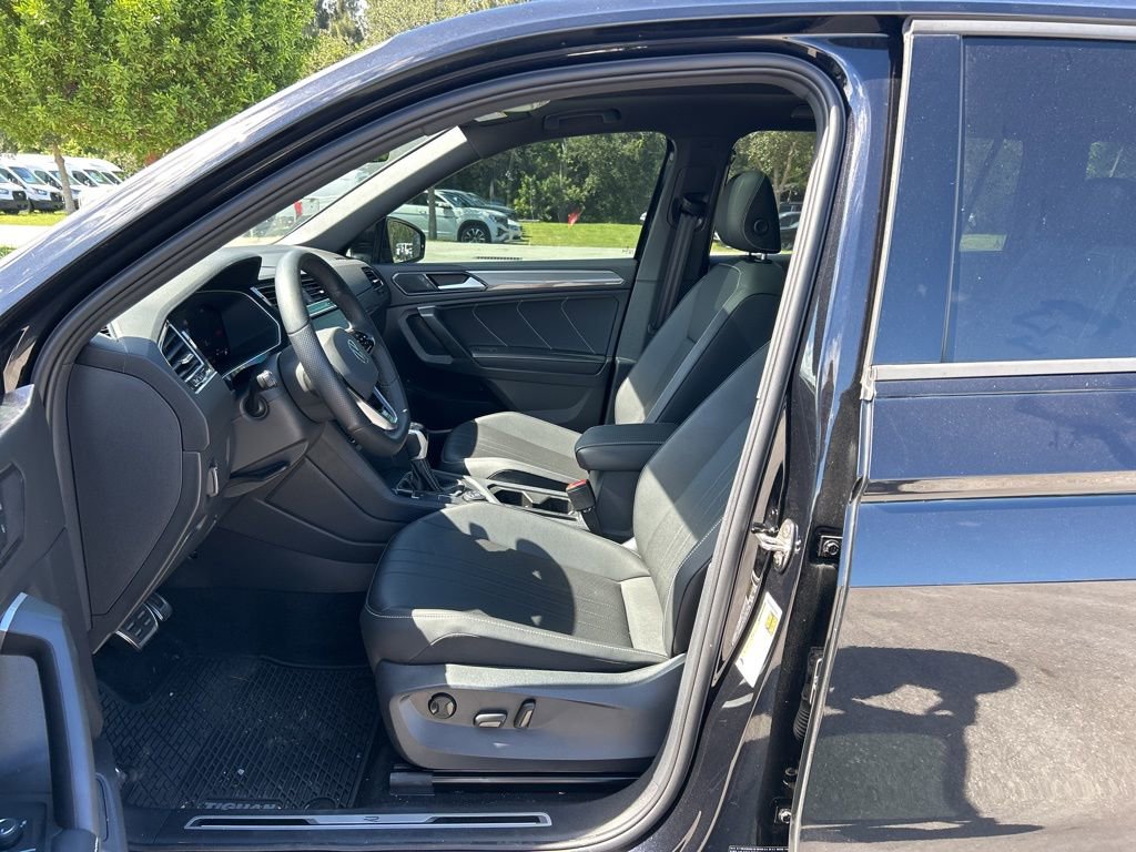 Certified 2024 Volkswagen Tiguan SE R-Line image 9