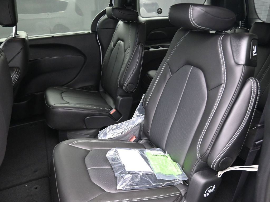 New 2026 Chrysler Pacifica Select image 14
