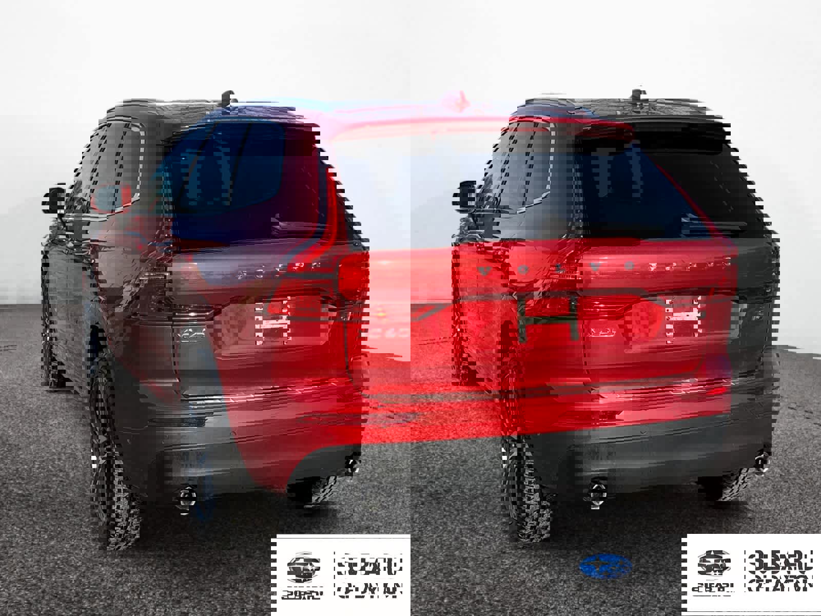 Used 2018 Volvo XC60 T5 Momentum w/ Vision Package image 3