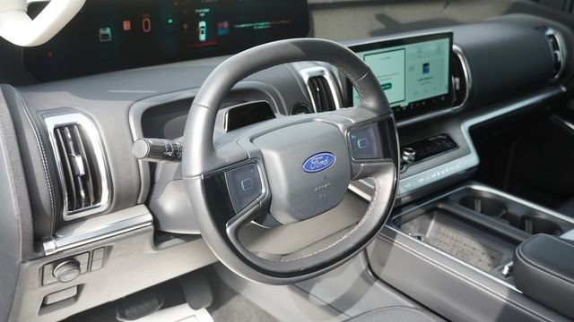 Used 2025 Ford Expedition Platinum w/ Driver's Package AWD/4WD image 19