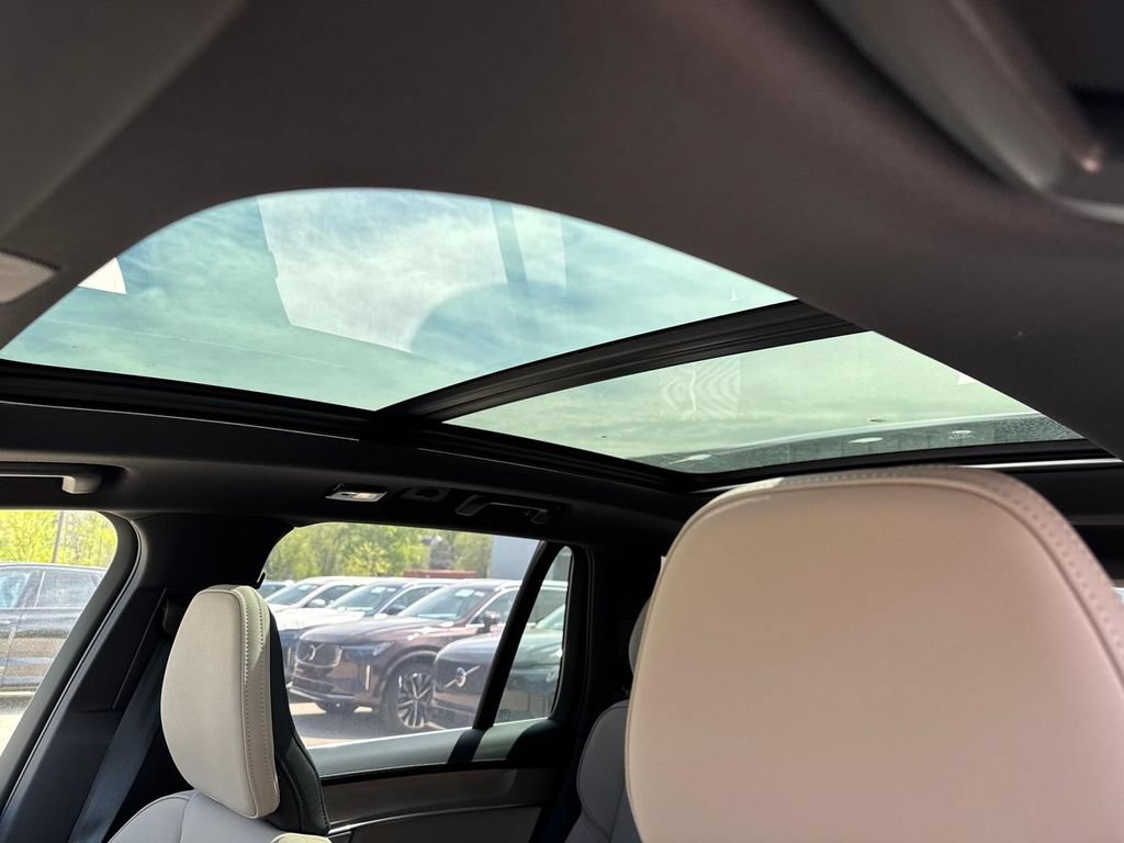 New 2026 Volvo XC90 T8 Plus w/ Protection Package Premier AWD/4WD image 7