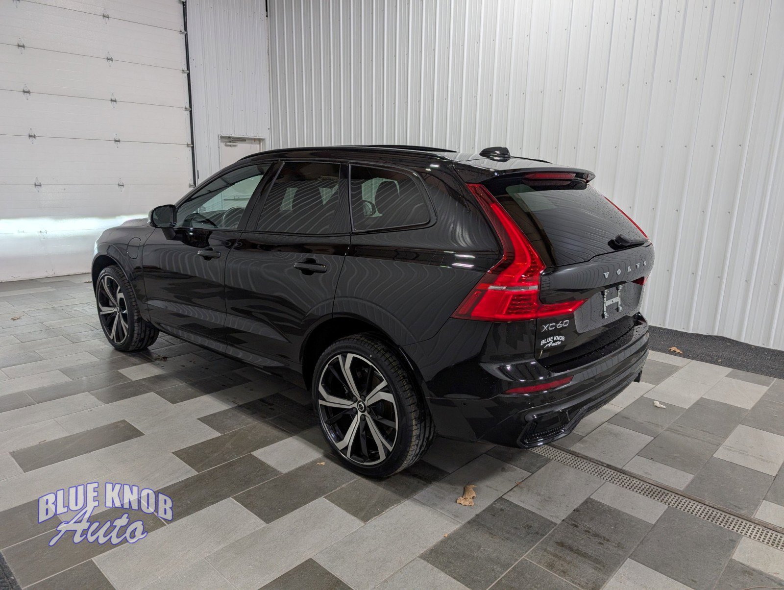 Used 2022 Volvo XC60 T8 R-Design w/ Advanced Package image 2