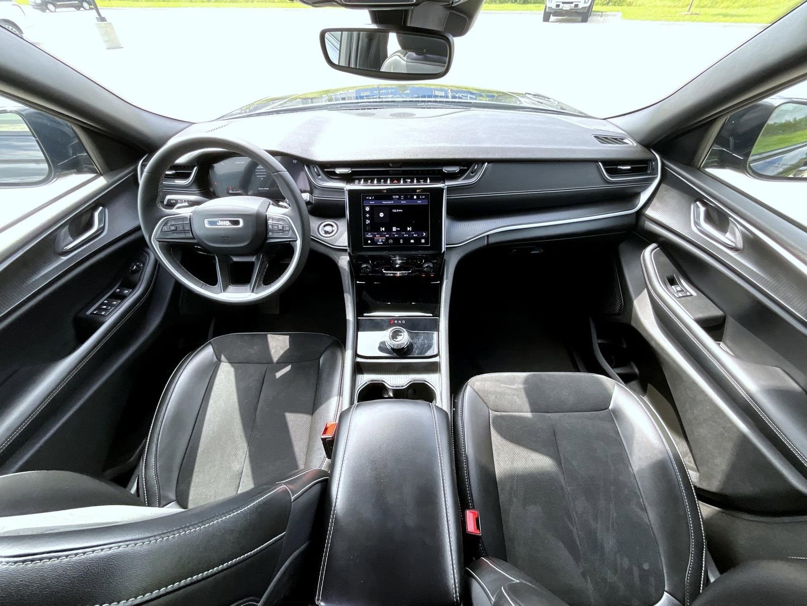 Used 2024 Jeep Grand Cherokee Altitude image 14