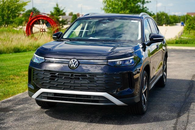 Used 2025 Volkswagen Tiguan SE w/ Panoramic Sunroof Package image 4