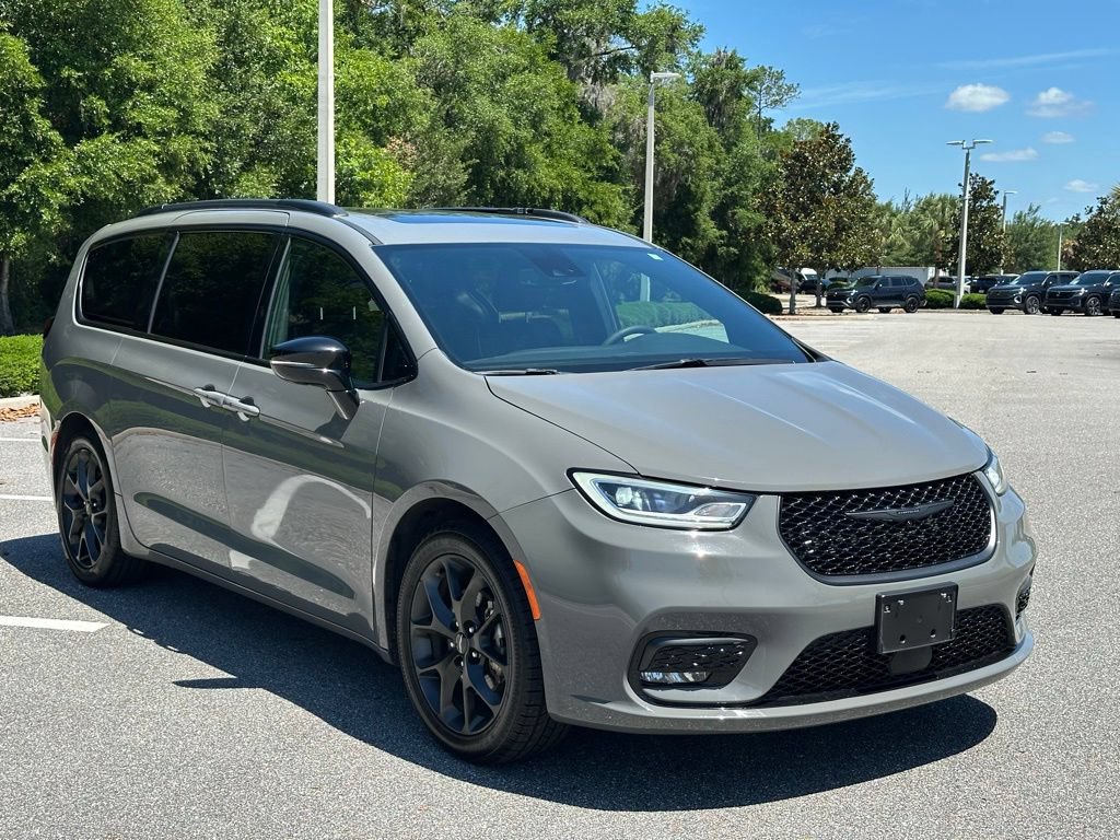 Used 2025 Chrysler Pacifica Limited FWD image 7