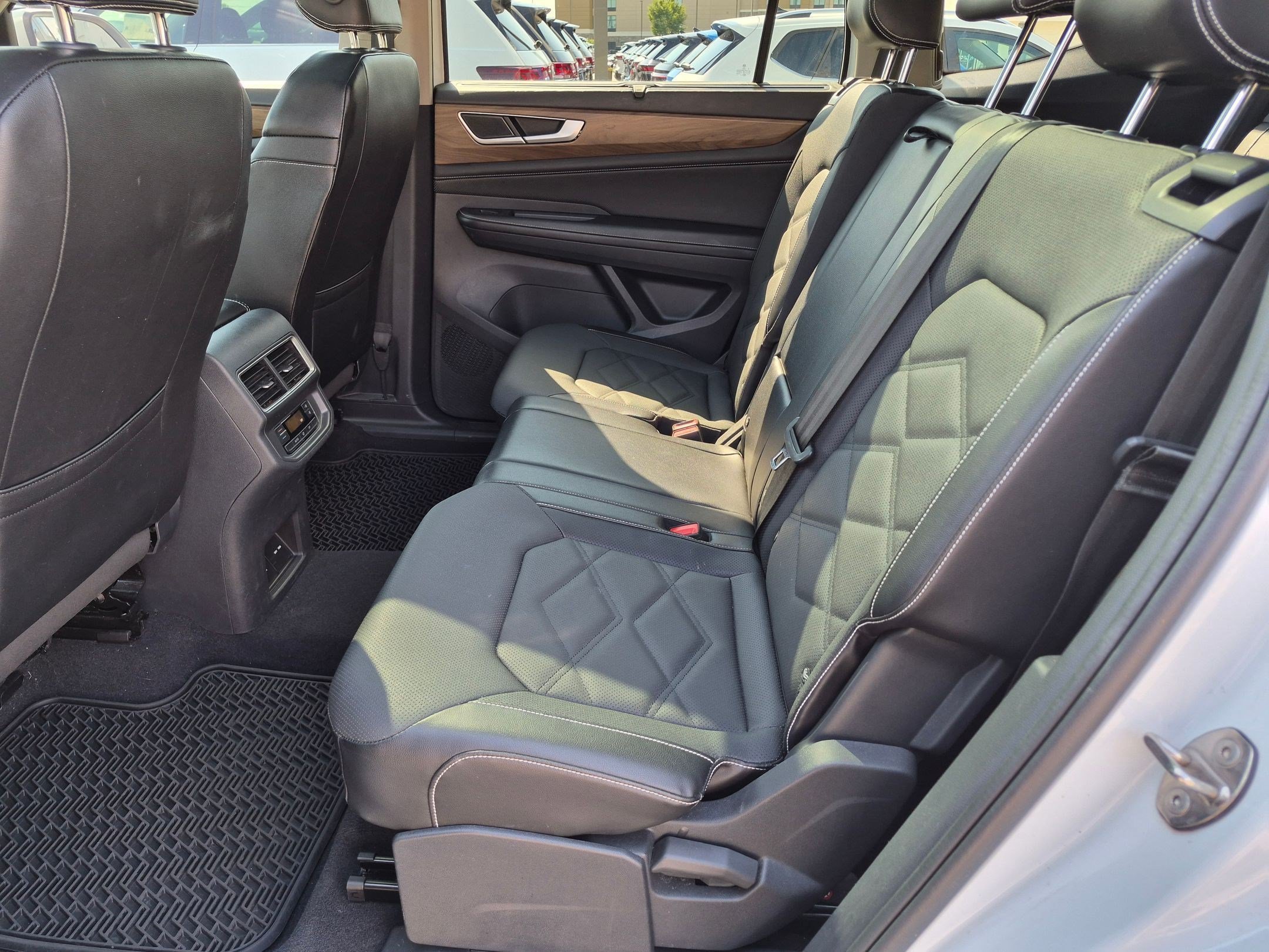 Used 2024 Volkswagen Atlas SE w/ Panoramic Sunroof Package FWD image 30