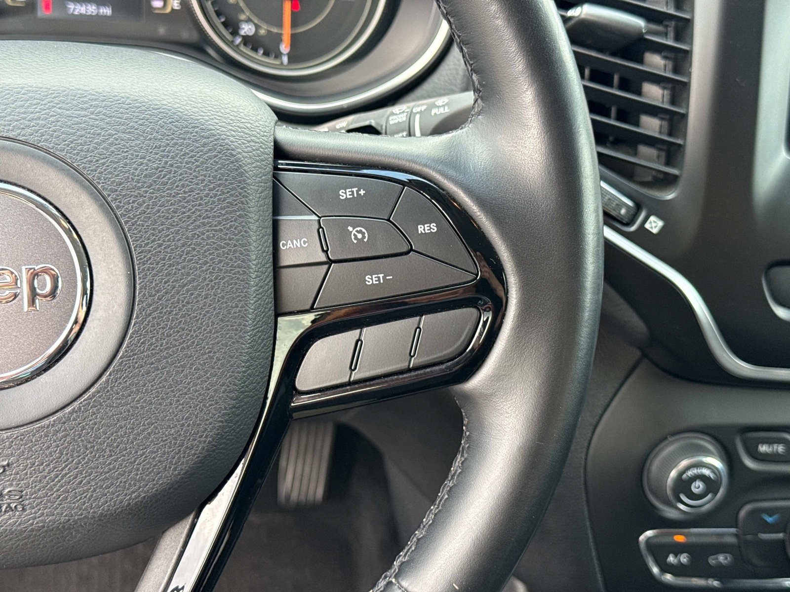 Certified 2020 Jeep Cherokee Latitude Plus w/ Cold Weather Group image 30