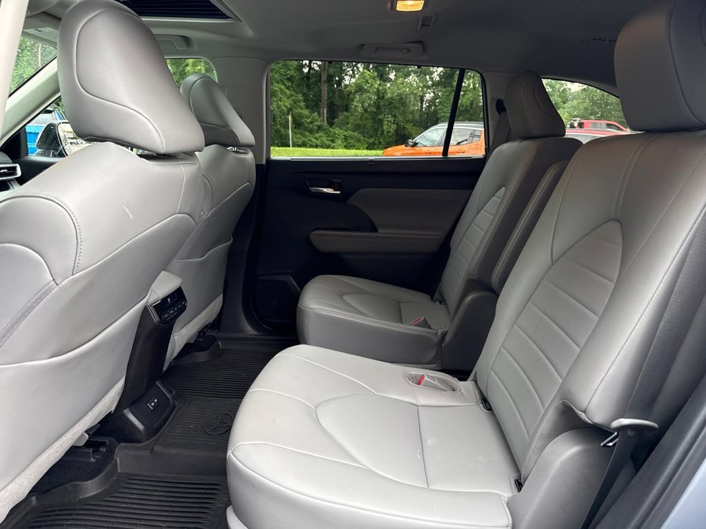 Used 2022 Toyota Highlander XLE AWD/4WD image 12