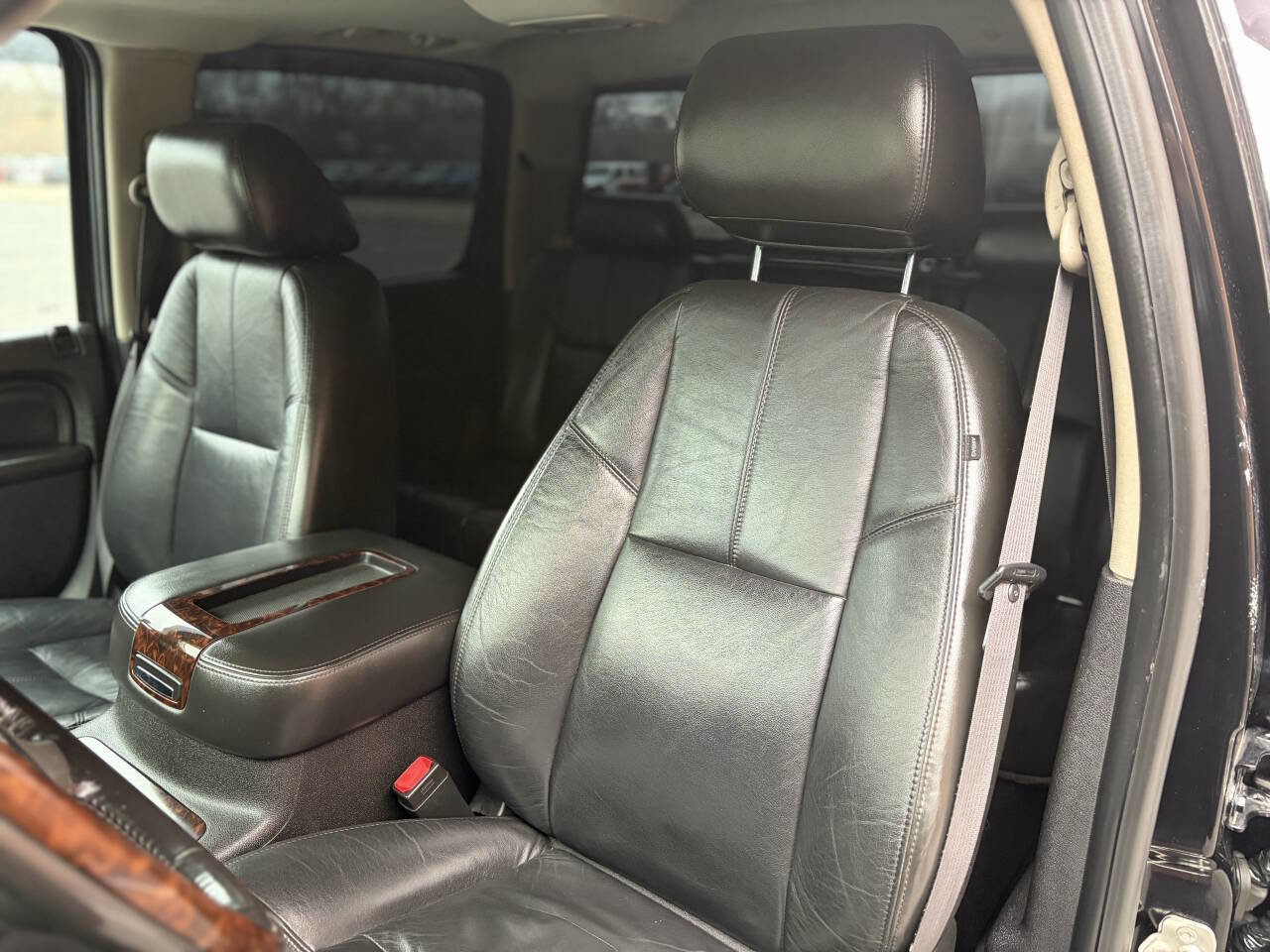 Used 2011 GMC Sierra 2500 Denali w/ Suspension Package, Off-Road AWD/4WD image 17