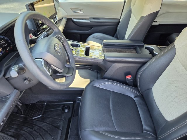 Used 2026 Toyota Sienna Platinum AWD/4WD image 11