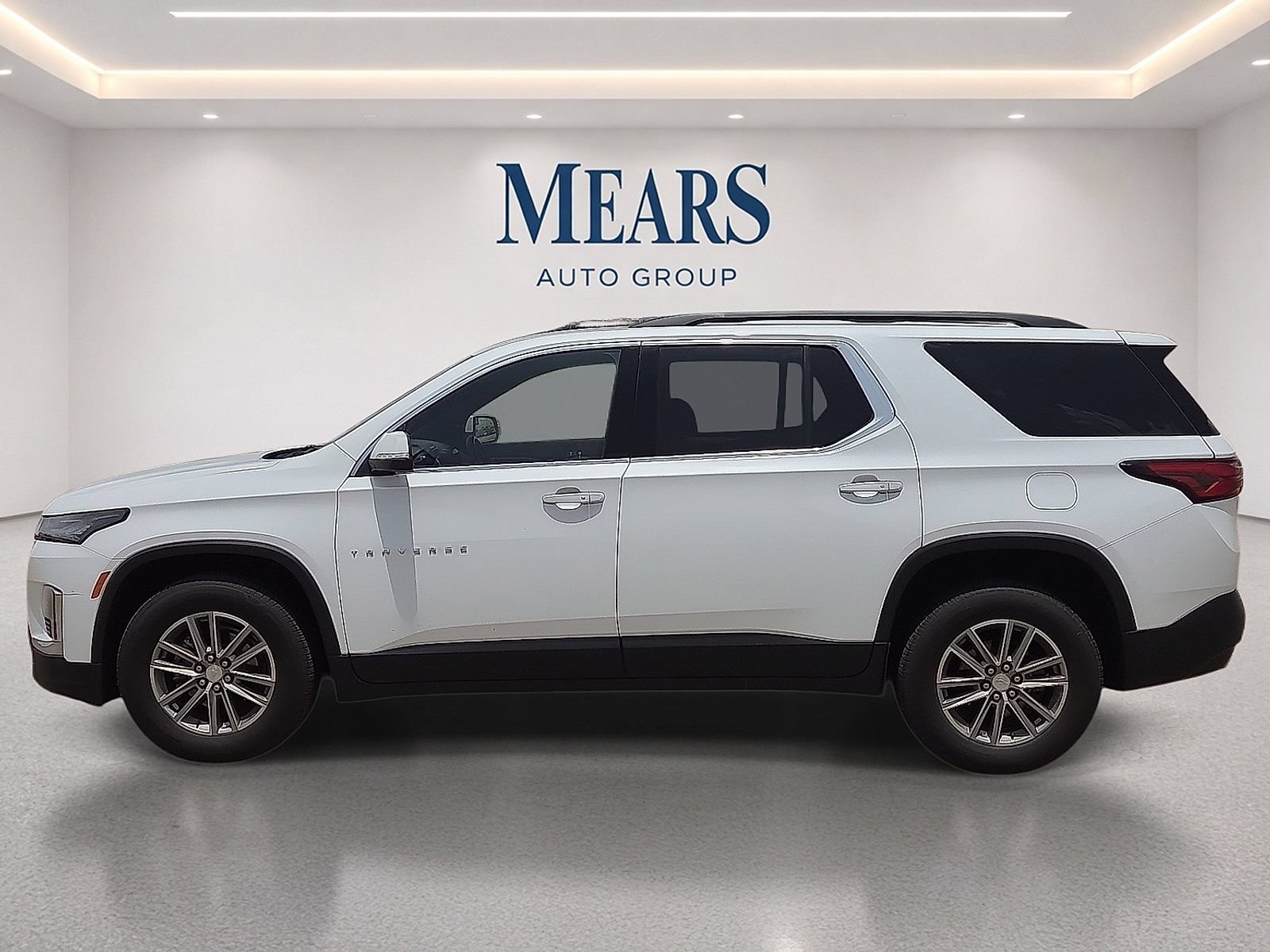 Used 2023 Chevrolet Traverse LT AWD/4WD image 2