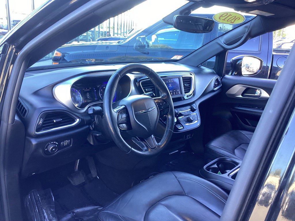 Used 2019 Chrysler Pacifica Touring-L w/ S Appearance Package FWD image 13
