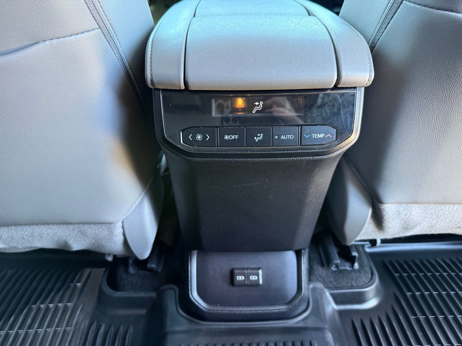Used 2024 Toyota Highlander XLE AWD/4WD image 38
