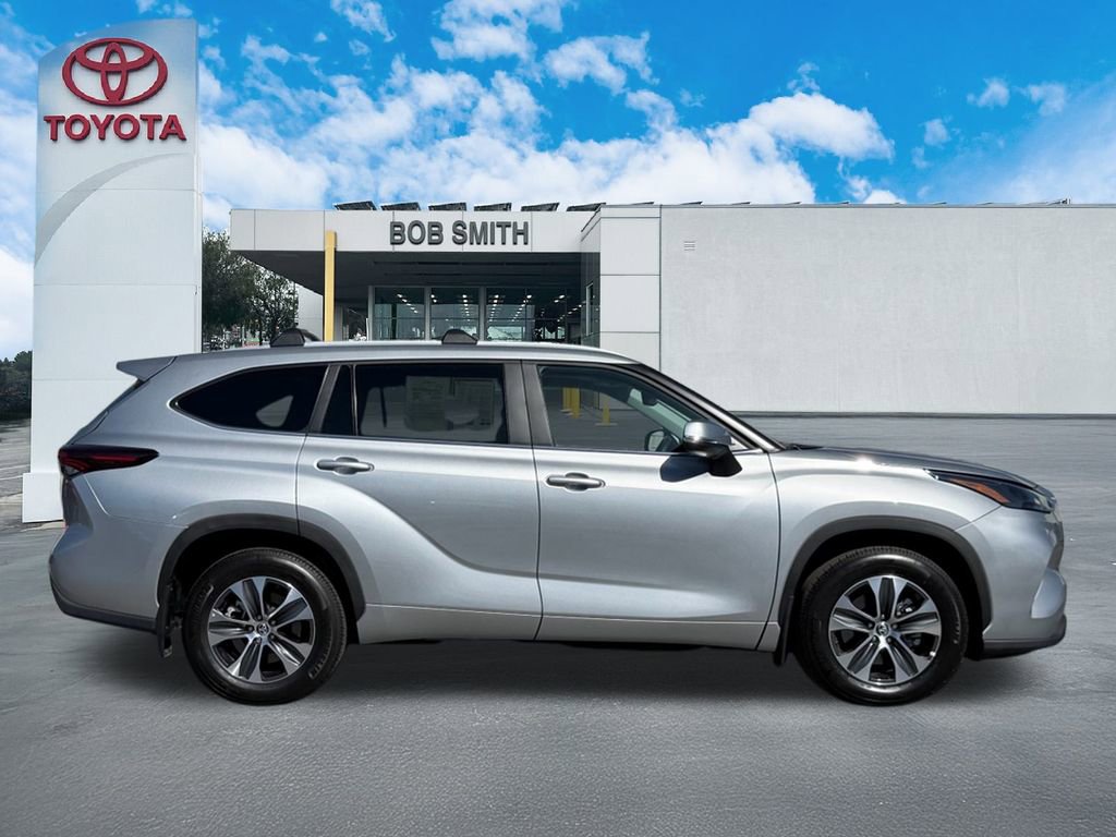 Certified 2024 Toyota Highlander XLE image 4