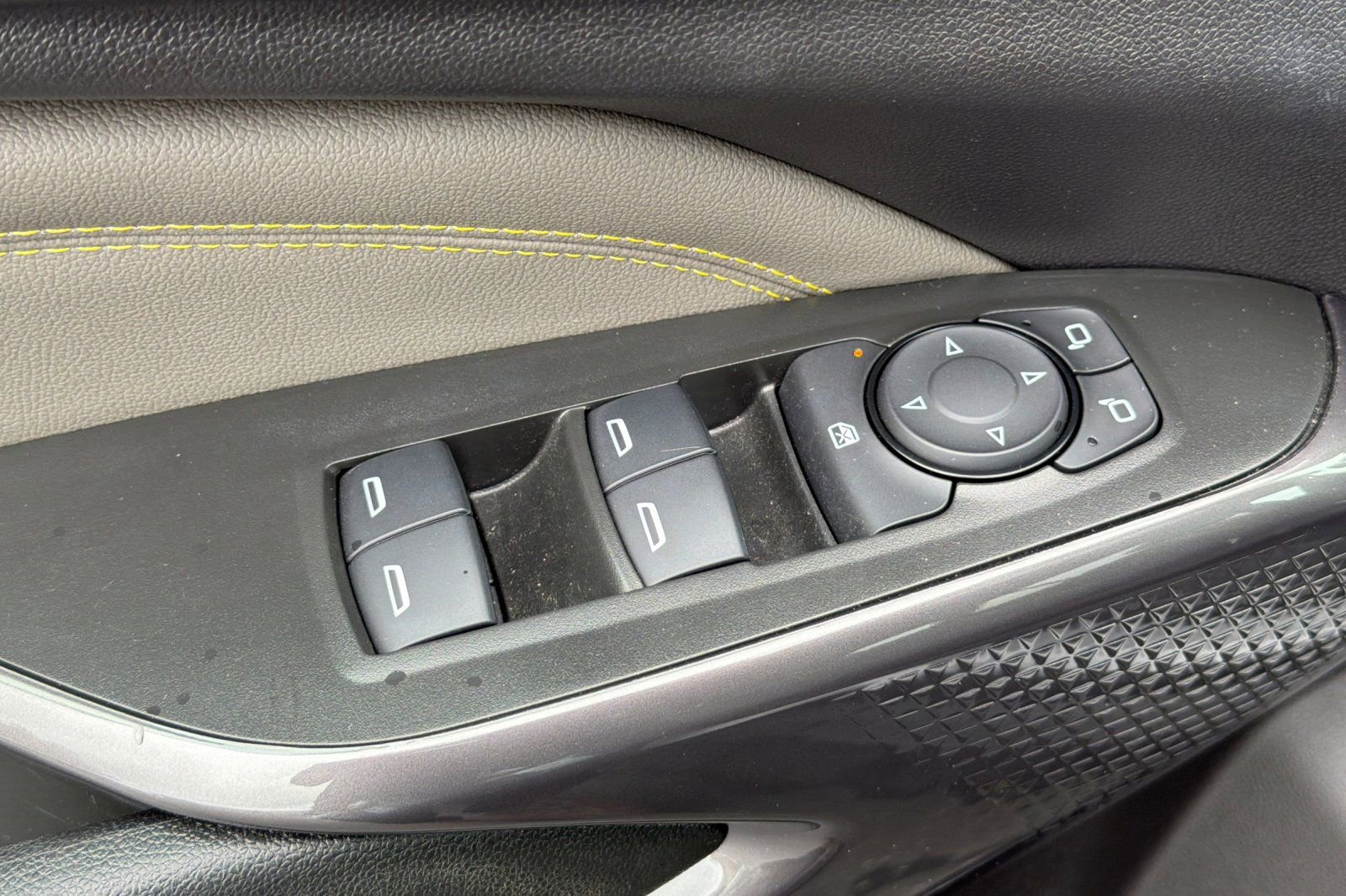 Used 2025 Chevrolet Trax ACTIV w/ Sunroof Package FWD image 12
