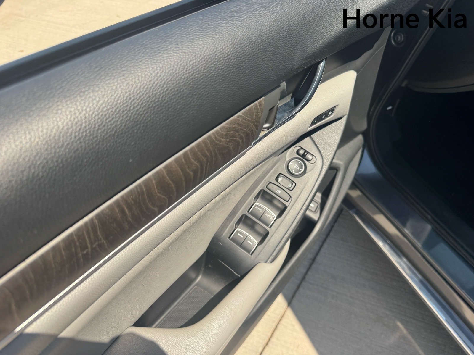 Used 2019 Honda Accord Touring image 11
