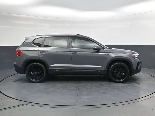 Used 2023 Volkswagen Taos SE w/ Panoramic Sunroof Package AWD/4WD image 3