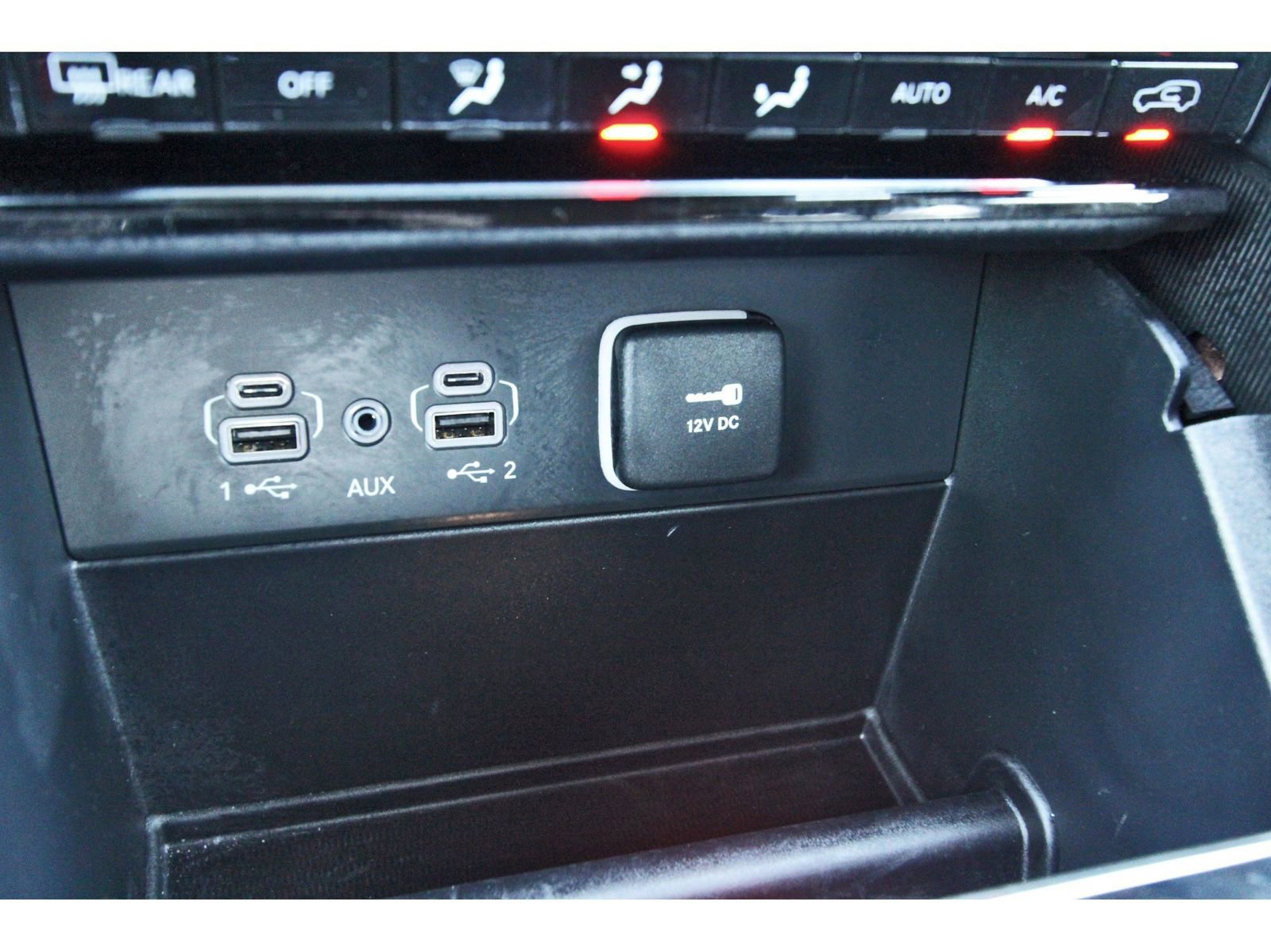 Used 2025 Jeep Grand Cherokee L Limited w/ Black Appearance Package image 29