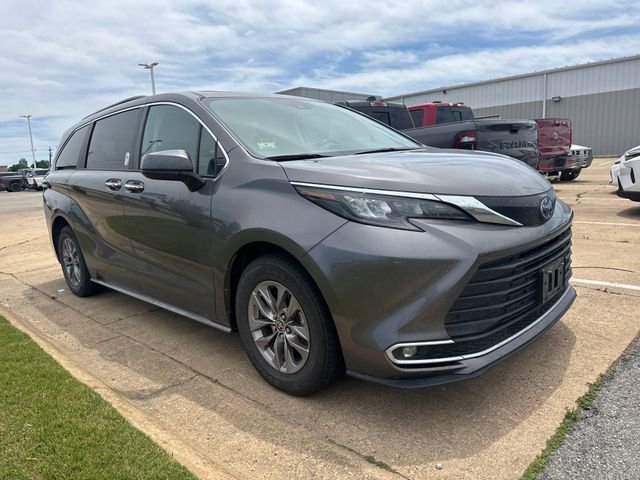 Used 2024 Toyota Sienna XLE FWD image 3