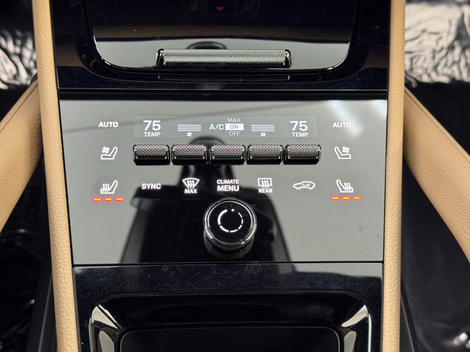 Used 2024 Porsche Cayenne w/ Sport Chrono Package image 33